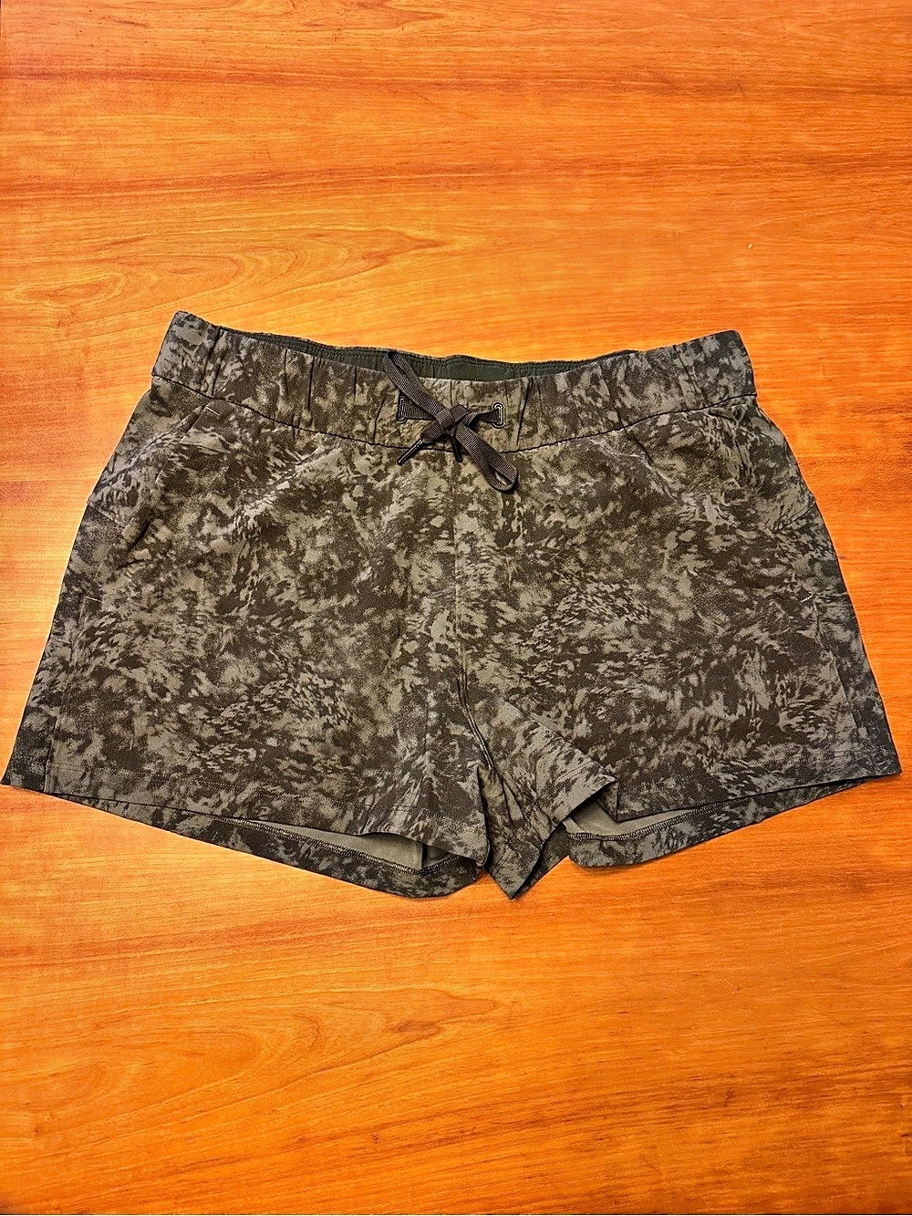 lululemon On the Fly MR Short 2.5" Flux Camo Athletic Shorts in Green & Gray
